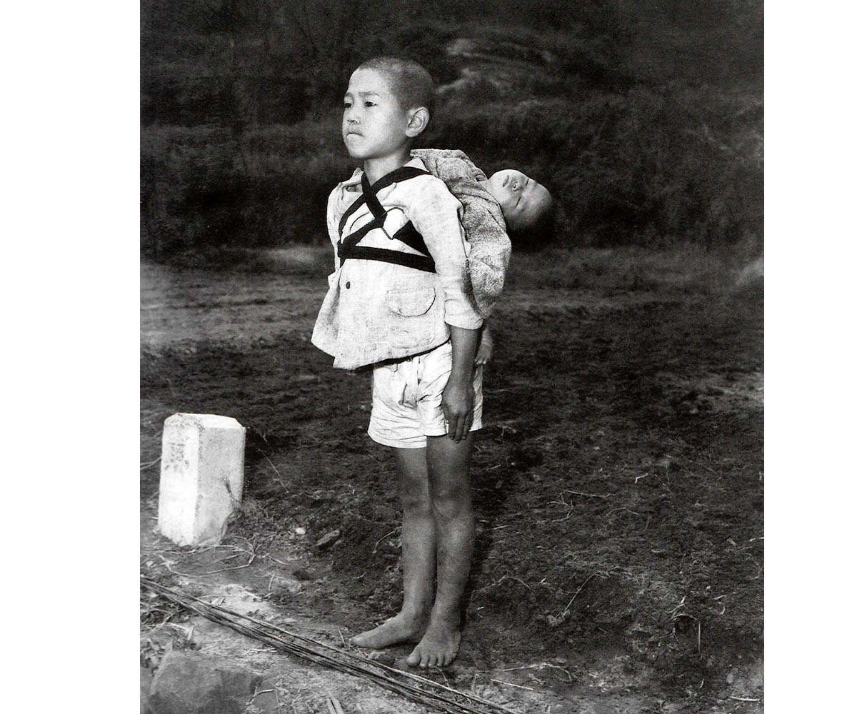 Мальчик нес мертвого отца крокус сити. Дети мутанты Хиросима и Нагасаки. Хиросима и Нагасаки жертвы. Хиросима и Нагасаки дети. Хиросима и Нагасаки люди после взрыва.